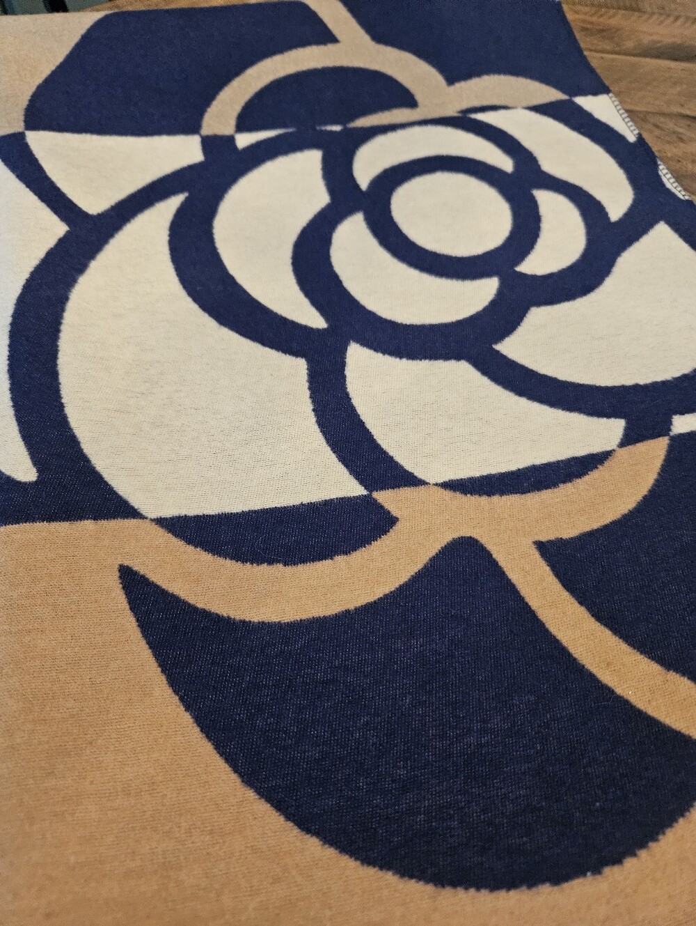 NEW Cashmere Blend Navy & Beige Floral Pattern Women's Shall Scarf 26" x 76" - Picture 5 of 6